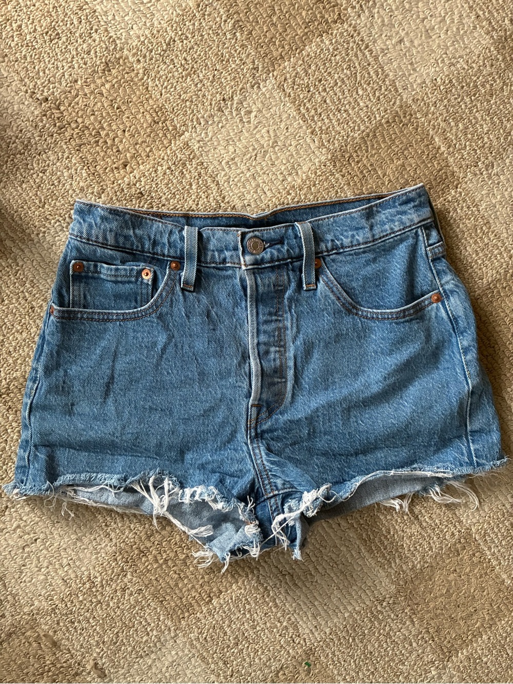 Levi's 501 Medium Blue Frayed Hem Denim Shorts Size W28